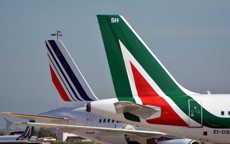 Fiumicino, atterraggio d'emergenza per un aereo dell'Alitalia