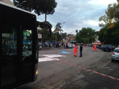 Roma, auto non si ferma all'alt e travolge pedoni: muore una donna, otto feriti