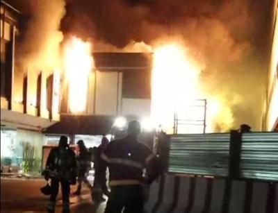Fiumicino, incendio in aeroporto: scalo chiuso, strade bloccate e treni fermi