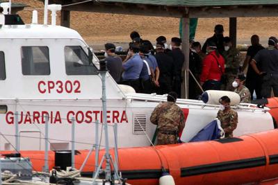 Migranti, nuovo sbarco a Catania: sulla nave anche cinque cadaveri, Procura apre inchiesta
