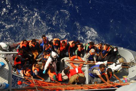  Migranti: 137mila sbarchi Italia nel 2015