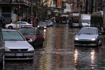 Maltempo, Roma sotto la pioggia: oggi giornata da allerta rossa