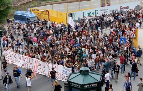 Scuola: protesta studenti contro riforma