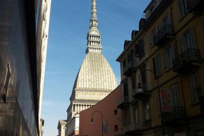 Torino, allarme bomba alla Mole: evacuazione in corso