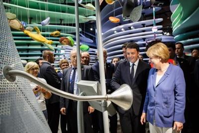 Merkel all'Expo. Renzi l'accoglie e scherza sullo spread