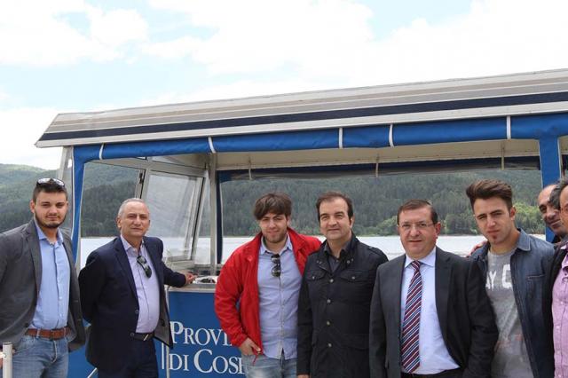 Navigare a Lorica, il presidente Occhiuto ha inaugurato il servizio turistico con il battello sul lago