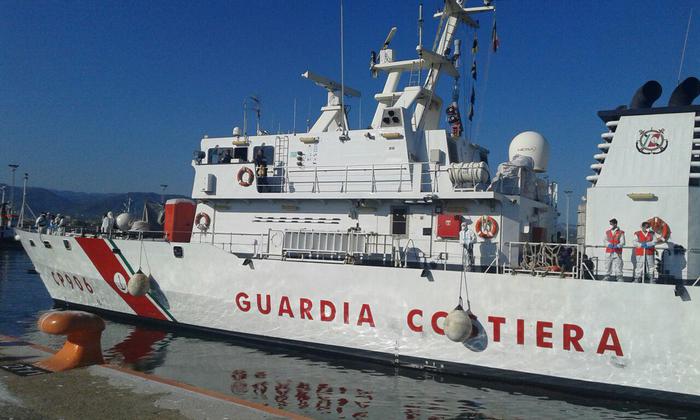 Nave con 371 migranti in porto Reggio Calabria