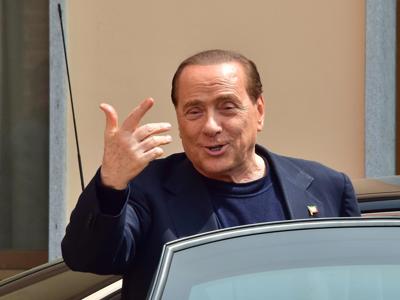 Berlusconi inciampa sul palco e cade, poi scherza 'colpa della sinistra'