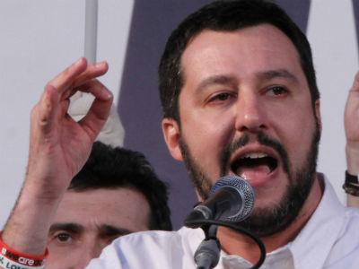 Salvini contestato a Massa, un ferito negli scontri tra antagonisti e polizia
