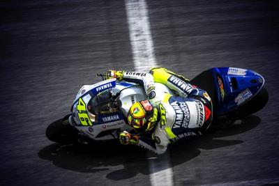 Lorenzo in pole a Valencia davanti a Marquez. Rossi cade