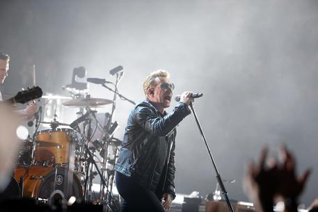 Parigi: U2, 'siamo tutti parigini'; sul palco Patti Smith 