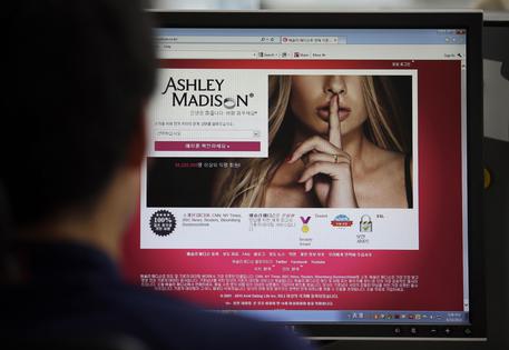 Attacco hacker al sito di partner infedeli Ashley Madison, tre sinora i suicidi