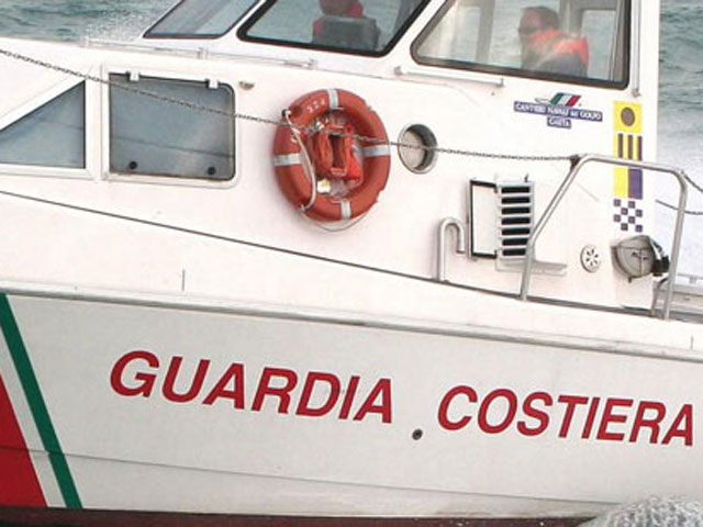Corigliano Calabro (Cosenza): soccorsa nello Jonio barca in avaria
