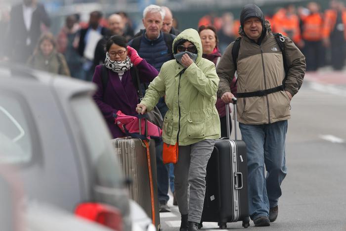 Bruxelles sotto attacco, kamikaze in aeroporto ed esplosioni in metro: "Oltre 25 morti"