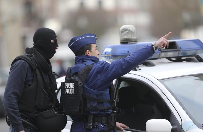 Bruxelles: sparatoria durante blitz antiterrorismo, 4 agenti feriti, 1 grave
