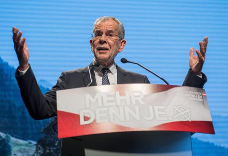 Austria, il verde Van der Bellen e' il nuovo presidente. Il nazionalista Hofer ammette la sconfitta