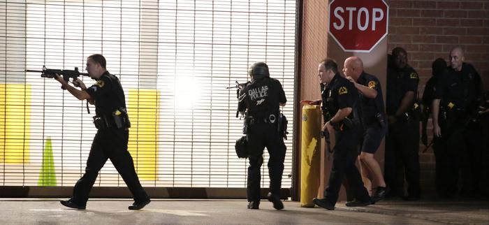Dallas: protesta contro afroamericani uccisi, assassinati 5 poliziotti