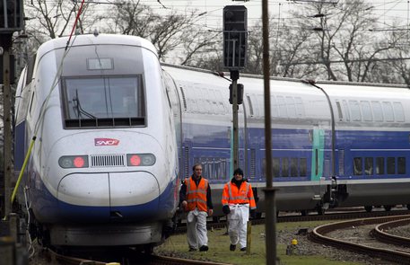 Francia: 8 feriti per incidente a treno