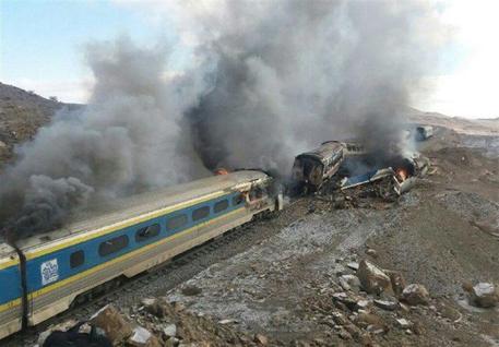 Iran: almeno 36 morti in scontro treni