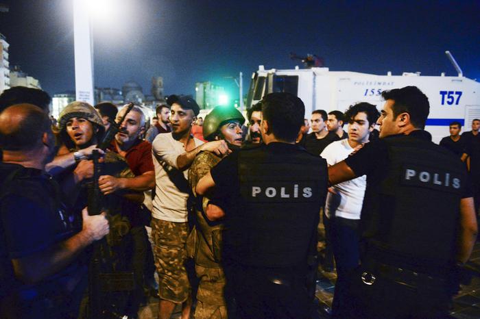 Turchia, il golpe e' fallito. Erdogan tornato a Istanbul: 'La pagheranno'