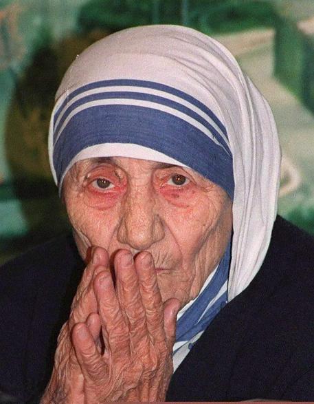 CITTA' DEL VATICANO, madre Teresa: si celebra santa dei poveri