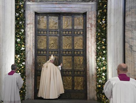 CITTA' DEL VATICANO, Papa chiude porta santa di S.Pietro