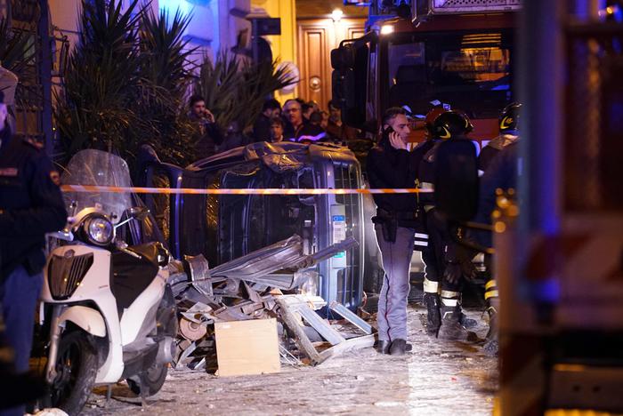 Esplosione nel centro di Napoli, almeno due ragazzi feriti