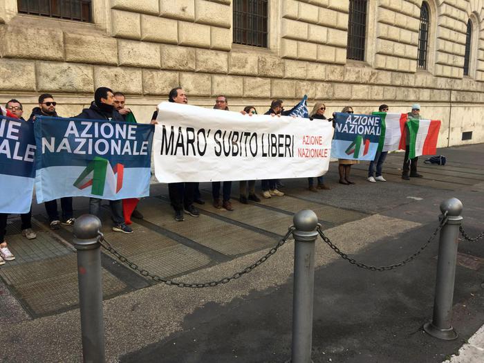 Marò: Latorre in Italia fino 30 aprile