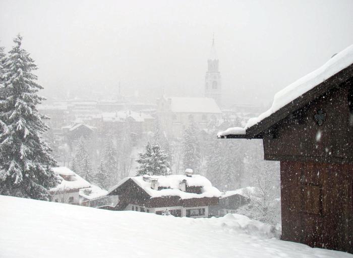 Cortina: tuoni e neve, auto bloccate