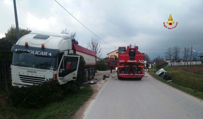 Treviso: scontro auto camion, un morto