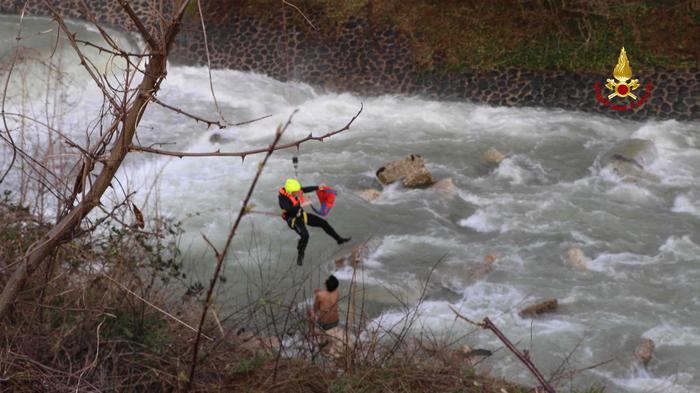 Vicenza: ragazzo cade in fiume, salvato elicottero