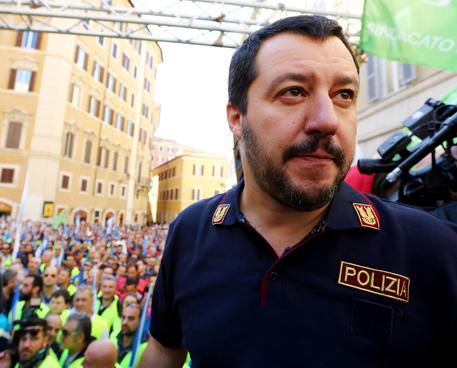 GENOVA: Salvini con maglia Polizia, è polemica