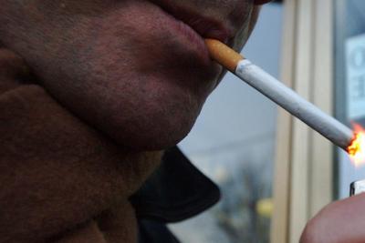 Fumo, da domani nuove regole: multe per mozziconi e no a sigaretta in auto con minori