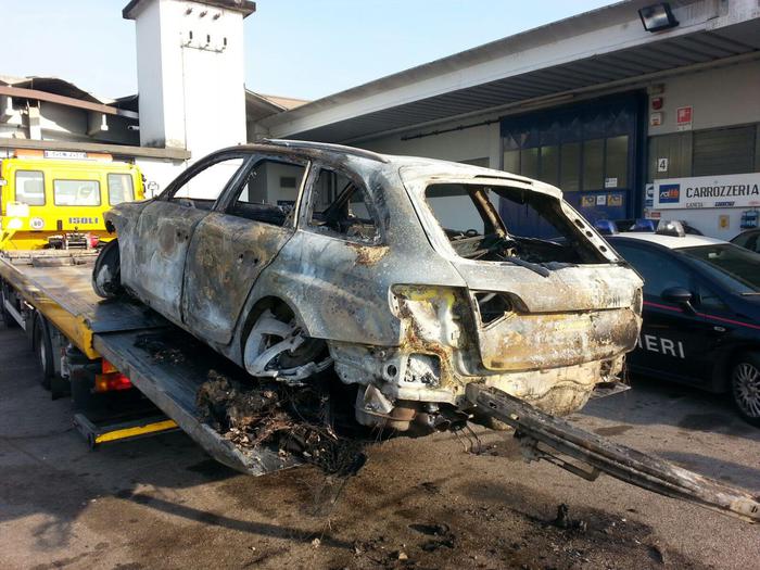 Audi gialla: abbandonata e bruciata nel Trevigiano, banditi in fuga