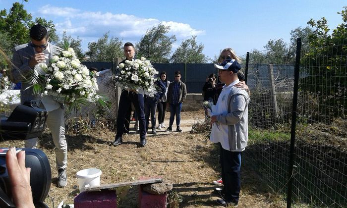 Corigliano Calabro (Cosenza): rose bianche in ricordo sedicenne uccisa
