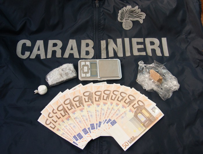 Crotone: sequestrati 100 gr droga e denaro falso