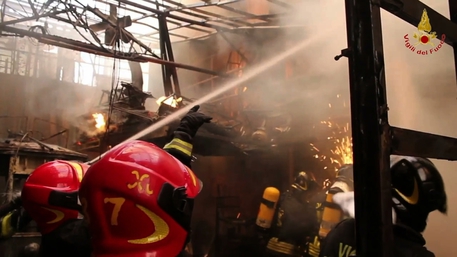 GIOIA TAURO (REGGIO CALABRIA), incendio distrugge capannone