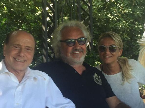 Silvio Berlusconi, in vacanza in Sardegna dopo l’operazione la foto