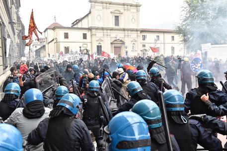 FIRENZE. No Renzi, tafferugli e cariche polizia