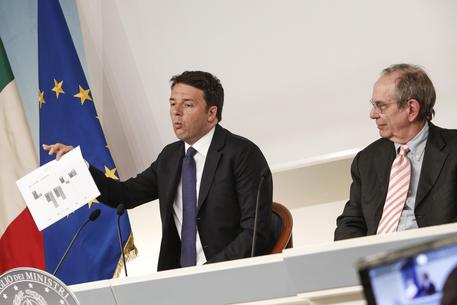 ROMA, Forza Italia, Renzi usa slide? E' in difficolta'