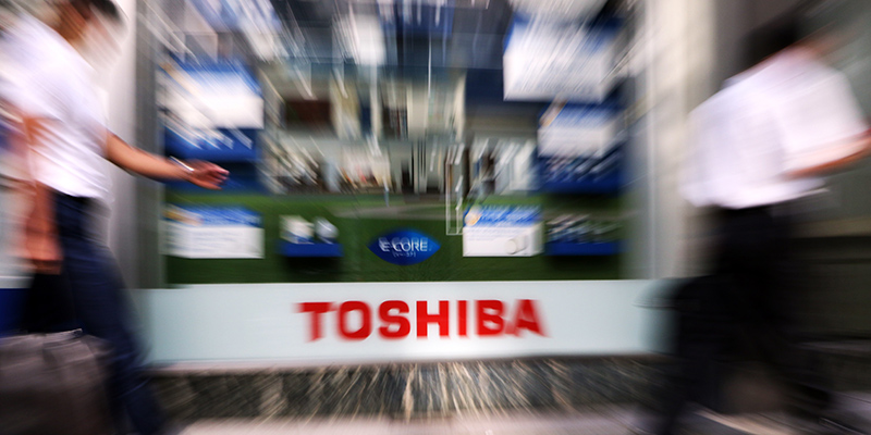 TOKYO, svalutazioni Usa,Toshiba crolla in Borsa
