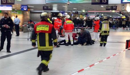 Duesseldorf: attacco con ascia alla stazione, 7 feriti
