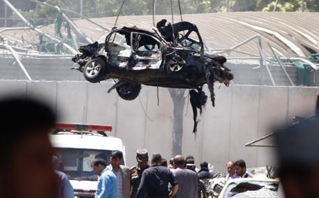 Camion-bomba esplode in centro Kabul, 90 morti e 400 feriti