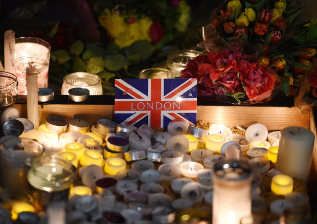Parlamento di Londra, Isis rivendica l'attacco. Cinque morti, tra cui attentatore. May: 'Era noto agli 007'