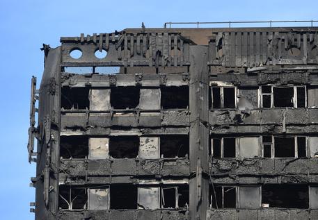 LONDRA, Incendio alla Grenfell Tower, anmeno 70 morti