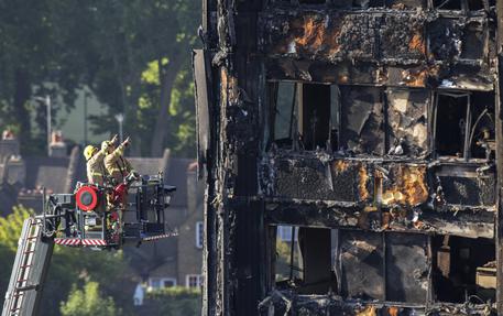 LONDRA, incendio, polizia: '79 tra morti e dispersi'