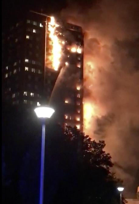 LONDRA, incendio a Grenfell Tower, in corso evacuazione, diversi feriti, udite grida d'aiuto