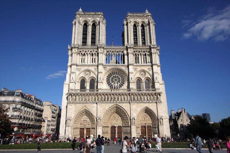PARIGI, attacca agenti con martello a Notre Dame