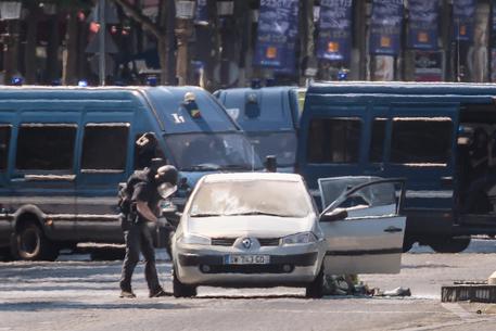 FRANCIA, Champs Elysees, con l'auto contro polizia. 'E' atto terroristico'