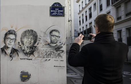 PARIGI, omaggia vittime Charlie Hebdo